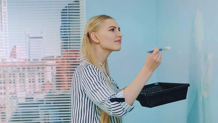 여자 꽃 벽 컬러 창문 아파트 주택 한명 내부 장식 인테리어 사무실 고층빌딩 페인트 방 공구 붓 업무 얼룩 그리기 수리 롤러 페인트붓 화가 DIY 업그레이드 4K MOV 해외동영상 슬로모션 클립영상 식물 직업 1 디자인 비즈니스 모션 촬영기법 사람 빌딩 취미 건물 도구 작업 동영상 파일형식