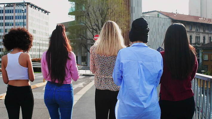 백인 라이프스타일 여자 관계 청소년 함께함 동양인 여러명 20대 야외 유행 이탈리아 우정 활발 도시 다인종 소셜네트워크 소셜미디어 성인여자만 유흥 혼혈 남유럽 사교적 4K MOV 해외동영상 클립영상 서양인 유럽 다수 컨셉 사람 인종 청년 생활 친구 다문화 동영상 여자만 성인만 파일형식