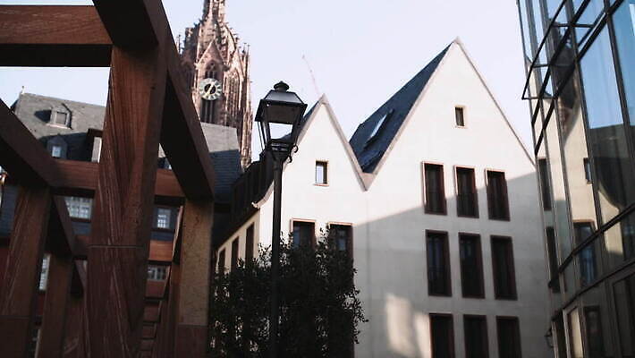 유럽 기독교 종교 로우앵글 여행 겨울 건축양식 하늘 독일 사람없음 건물 관광지 탑 맑음 도시 역사 시계탑 구시가지 랜드마크 명승지 프랑크푸르트 MOV 해외동영상 슬로모션 클립영상 건축물 계절 건축 나라 뷰포인트 날씨 촬영기법 풍경 동영상 파일형식