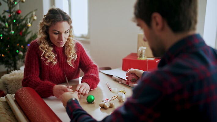 백인 커플 여자 남자 줄 가구 크리스마스장식 크리스마스 창문 가정 청소년 탁자 아파트 함께함 실내 크리스마스선물 선물 미소 앉기 20대 두명 장식 크리스마스트리 마주보기 이탈리아 자르기 포장지 준비 작업도구 토스카나 헬프 성인남자만 성인여자만 남유럽 4K MOV 해외동영상 클립영상 서양인 기념일 유럽 생활용품 컨셉 포장 관계 모션 주택 표정 사람 청년 내부 도구 도움 동영상 남자만 여자만 성인만 파일형식