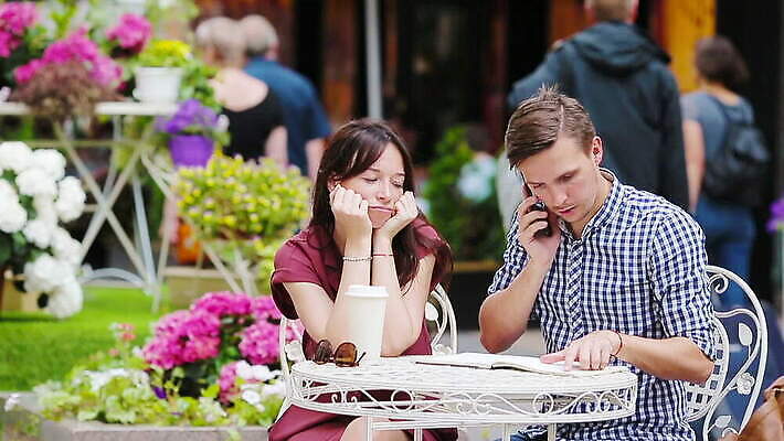 백인 라이프스타일 커플 응시 유럽 커피 음료 여행 가족 관계 탁자 휴가 거리 함께함 사람 성인 야외 두명 여름 친구 식당 저녁식사 카페 거래 낭만 신혼여행 분노 도시 차 먹기 타운 카페테리아 리빙 점심식사 단절 페스츄리 MOV 해외동영상 클립영상 서양인 시선 계절 감정 나라 빵 가구 결혼 컨셉 모션 생활 상점 식사 동영상 파일형식