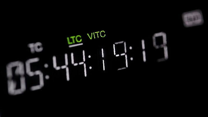 직업 디자인 놀이 추상 실내 사람없음 파란색 달리기 카메라 디지털 스크린 검은색 텔레비전 장비 흰색 지시 계산대 필름 영화 하이테크 전자 테이프 방송 동영상 캠코더 찬성 멀티미디어 타이머 녹음기 플레이어 HD MOV 해외동영상 클립영상 컬러 무늬 모션 문화예술 문구용품 기술 내부 전자제품 파일형식 녹음_기록