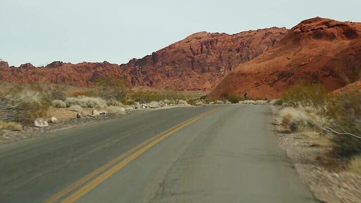 도로 여행 곡선 자동차 자연 유리 산 건조 항해 사람없음 빨간색 갈색 계곡 미국 운전 자유 고속도로 황무지 땅 인도인 환경보전 웨이브 가뭄 애리조나 루트 석회암 아즈텍 자동 직진 불모지 4K MP4 해외동영상 클립영상 외국인 길 선 육상교통 컬러 컨셉 북아메리카 배_교통 교통시설 모션 재질 날씨 동양인 암석 사회이슈 생태계 동영상 파일형식