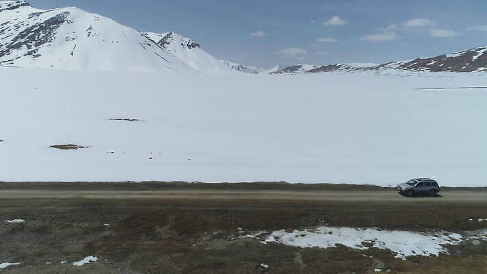 도로 여행 겨울 자동차 하늘 산 안테나 사람없음 파란색 계곡 맑음 보행로 정상 큼 고도 통과 절정 눈내림 키르기스스탄 4K 설정숏 MOV 해외동영상 클립영상 계절 길 육상교통 컬러 통신 교통시설 날씨 눈_날씨 촬영기법 크기 동영상 중앙아시아 파일형식