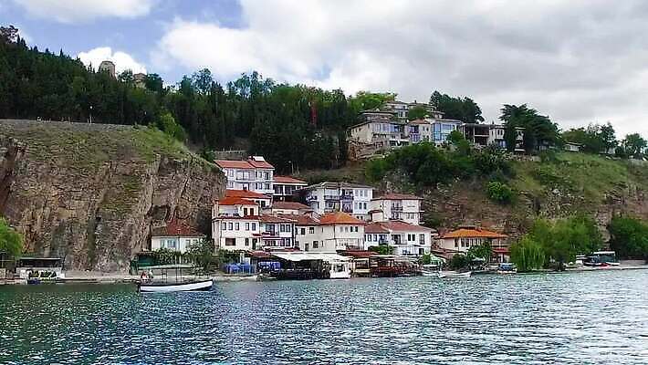 전통 유럽 문화 호수 여행 백그라운드 건축양식 하늘 지붕 휴가 산 거리 아파트 주택 파노라마 풍경 사람없음 야외 건물 물 여름 파란색 도시풍경 맑음 흰색 도시 보트 성 역사 승차 크루즈 언덕 레이아웃 타운 반대 랜드마크 마케도니아 옛날 1인칭시점 MOV 해외동영상 클립영상 자연요소 건축물 시선 계절 건축 나라 컬러 배_교통 모션 날씨 촬영기법 동영상 파일형식 남유럽