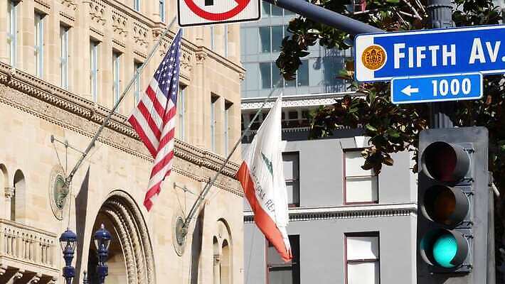 길 곰 바람 거리 사람없음 건물 사무실 미국 자유 깃발 직물 도시 도심 성조기 결과 실크 민주주의 심볼 캘리포니아 5 깃대 애국심 공화국 브로드웨이 산티아고 서쪽 전국 정부 4K MP4 해외동영상 클립영상 자연요소 동물 건축물 나라 컨셉 북아메리카 비즈니스 포유류 날씨 숫자 국기 방향 동영상 파일형식
