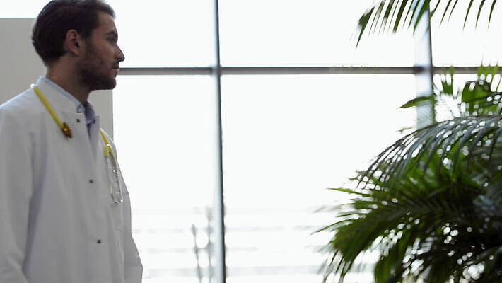 백인 여자 남자 청소년 악수 독일 실내 병원 한명 서기 손짓 20대 두명 옆모습 건강관리 의사 코트 실험복 복도 뮌헨 바이에른 성인여자만 MOV 해외동영상 클립영상 서양인 1 유럽 뷰포인트 의학 모션 건강 관리 사람 청년 내부 외투 의료진 가운 동영상 여자만 성인만 파일형식