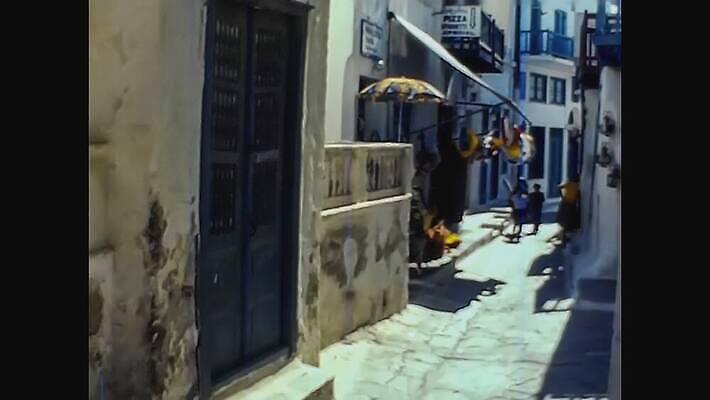 전통 외관 섬 여행 건축양식 휴가 거리 주택 사람없음 야외 건물 여름 도시풍경 여행객 마을 수확 흰색 도시 역사 클래식 도서관 지중해 향수 그리스 그림 문서 복고 타운 산토리니 그리스인 구식 미코노스섬 보관소 옛날 코스모폴리탄 4K MOV 해외동영상 클립영상 서양인 건축물 계절 교육 건축 유럽 바다 컬러 컨셉 농업 사람 풍경 화장품 칵테일 저장 동영상 파일형식