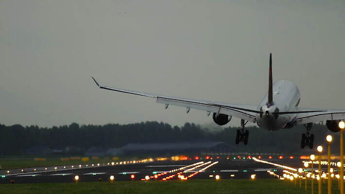 교통시설 하늘 아침 비행기 사람없음 공항 항공 속도 상업 제트기 승객 엔진 암스테르담 대패 착륙 접근 항공사 4K MOV 해외동영상 클립영상 주간 산업 교통 항공교통 대중교통 네덜란드 시설 동영상 파일형식