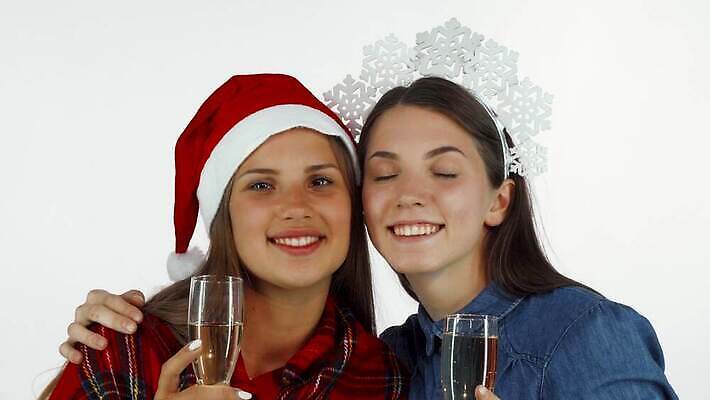 백인 모자 전통 라이프스타일 계절 여자 행복 안경 음료 크리스마스 2 겨울 가족 기념 갈색머리 함께함 소녀 두명 친구 청춘 산타클로스 파티 축제 우정 기쁨 축하 표현 알코올 바 샴페인 자매 토스트 언니 내추럴 4K MOV 해외동영상 클립영상 서양인 헤어스타일 잡화 기념일 감정 어린이 빵 컨셉 관계 주류 사람 이벤트 생활 동영상 파일형식