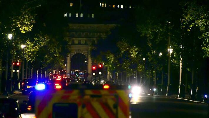 도로 여행 백그라운드 거실 교통시설 모션 자동차 추상 전등 영국 잉글랜드 거리 버스 사람없음 빨간색 빛 탑 검은색 어둠 황혼 긴급 도시 야간 큼 구급차 쇼핑몰 속도 런던 빛망울 랜드마크 블러 MOV 해외동영상 클립영상 자연요소 건축물 유럽 길 육상교통 컬러 교통 무늬 조명 대중교통 일몰 크기 시설 동영상 파일형식
