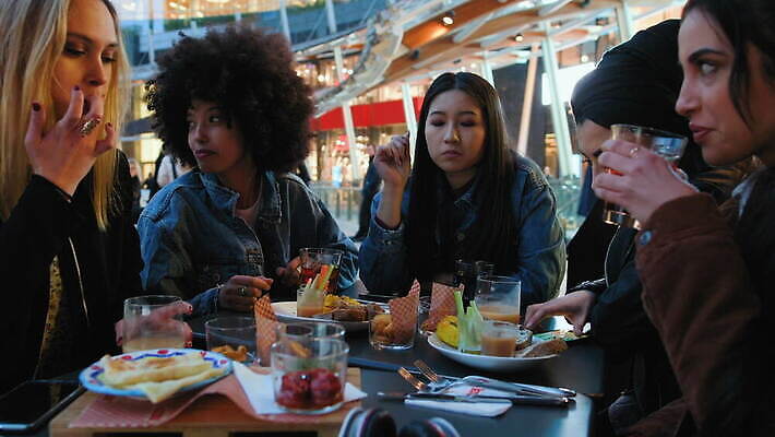 백인 라이프스타일 여자 관계 청소년 함께함 동양인 여러명 20대 야외 유행 이탈리아 우정 활발 카페 도시 다인종 성인여자만 유흥 혼혈 남유럽 사교적 4K MOV 해외동영상 클립영상 서양인 유럽 다수 컨셉 사람 인종 청년 생활 친구 상점 다문화 동영상 여자만 성인만 파일형식