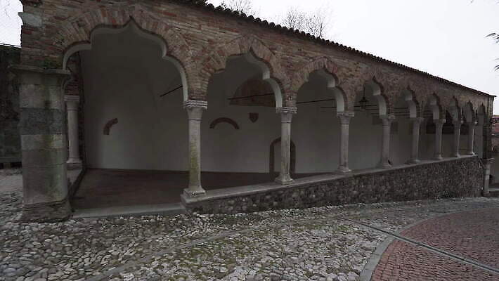 나무 유럽 도로 벽 여행 건축양식 자연 하늘 잉글랜드 거리 사람없음 건물 빨간색 초록색 빛 태양 교회 여행객 일출 이탈리아 시골 성 역사 보호 묘사 언덕 오르기 브로드웨이 옛날 4K MOV 해외동영상 클립영상 자연요소 식물 건축물 건축 나라 길 컬러 컨셉 종교건축 교통시설 모션 영국 사람 노을 생태계 동영상 파일형식