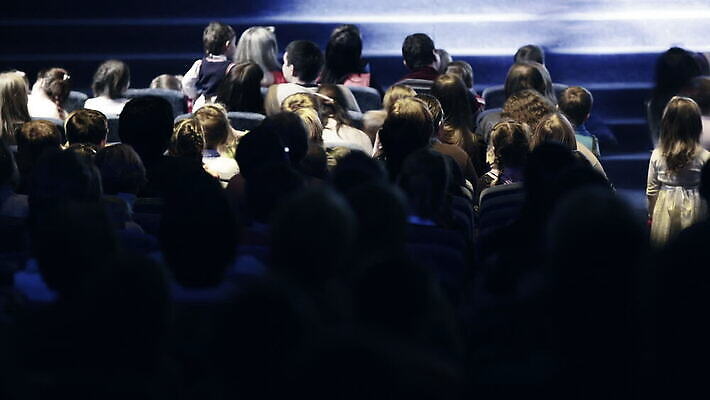 사람 앉기 사람없음 빛 어둠 콘서트 무대 홀 영화관 극장 쇼 객석 오페라 타임랩스 MOV 해외동영상 클립영상 모션 촬영기법 공연 공간 동영상 파일형식