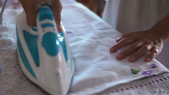 백인 직업 손 여자 가사 가정 엄마 주택 따뜻함 한명 서기 사람 일상 장비 흰색 공구 직물 아내 업무 작업 빨래 철 주부 가정부 다리미질 4K MOV 해외동영상 클립영상 서양인 1 컬러 가족 모션 건물 라이프 신체부위 도구 동영상 파일형식