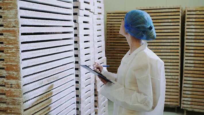 직업 여자 산업 유니폼 공장 사탕 한명 장비 기록 실험실 종업원 폴더 관리자 서류판 4K MOV 해외동영상 클립영상 1 옷 공업 디저트 실험 사람 사무용품 파일 동영상 파일형식