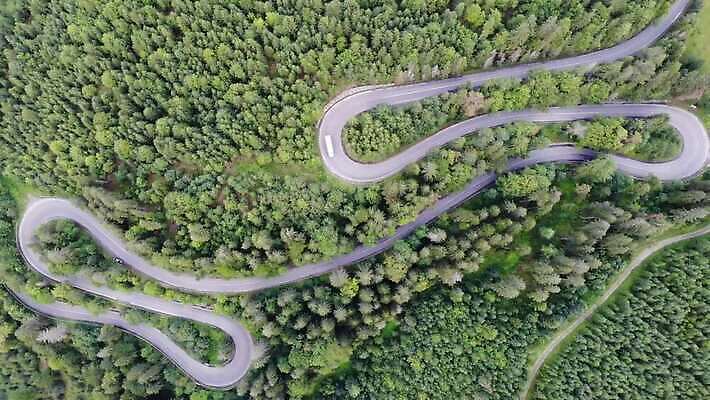 나무 식물 도로 길 여행 백그라운드 패턴 곡선 자동차 자연 산 안테나 사람없음 야외 목재 초록색 관광지 시골 소나무 숲 질감 짐차 침엽수 루마니아 내추럴 항공촬영 굴곡 넘어짐 드론 트란실바니아 4K MP4 해외동영상 클립영상 유럽 선 육상교통 뷰포인트 컬러 무늬 재료 통신 교통시설 모션 생태계 동영상 파일형식