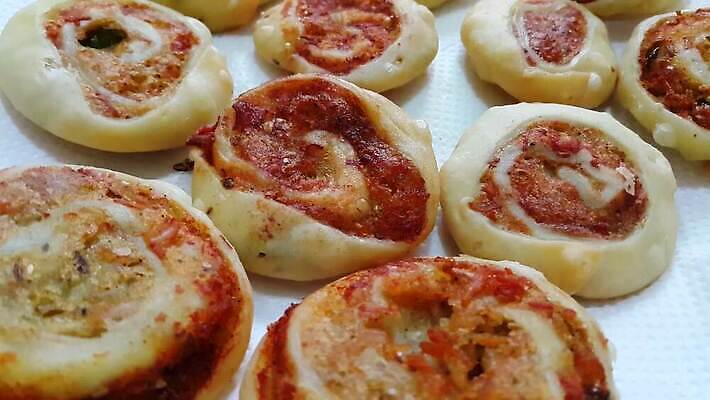 전통 음식 토마토 치즈 피자 나선형 육류 요리 사람없음 목재 크래커 쿠키 케이크 껍질 신선 굽기 먹기 허브 향신료 햄 퍼프 롤 레시피 추수감사절 뷔페 페스츄리 핸드메이드 페스토 프로슈토 4K MOV 해외동영상 클립영상 나무 식물 기독교 빵 무늬 채소 식재료 재료 모션 디저트 유제품 패스트푸드 서양음식 소스_음식 구이 동영상 향미료 파일형식