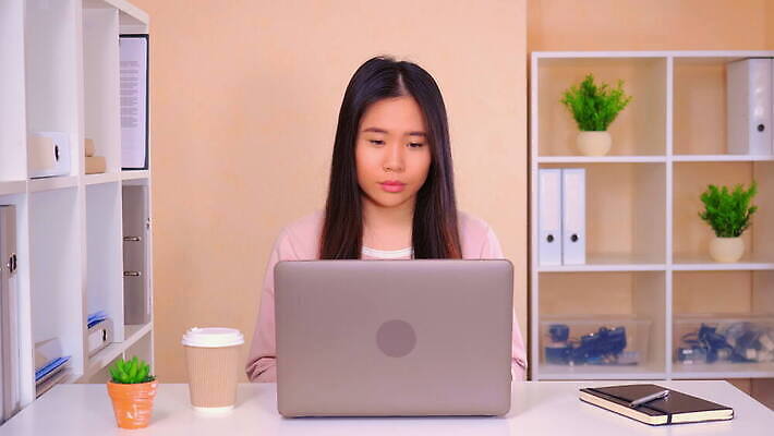 직업 여자 행복 감정 회사 비즈니스 사업가 성공 노동자 갈색머리 실내 한명 미소 사람 앉기 동양인 노트북 컴퓨터 사무실 기쁨 축하 우승 업무 비즈니스우먼 큼 스마트 흥분 승자 4K MOV 해외동영상 클립영상 1 헤어스타일 컨셉 모션 표정 인종 내부 전자제품 최고 작업 직장인 크기 동영상 파일형식