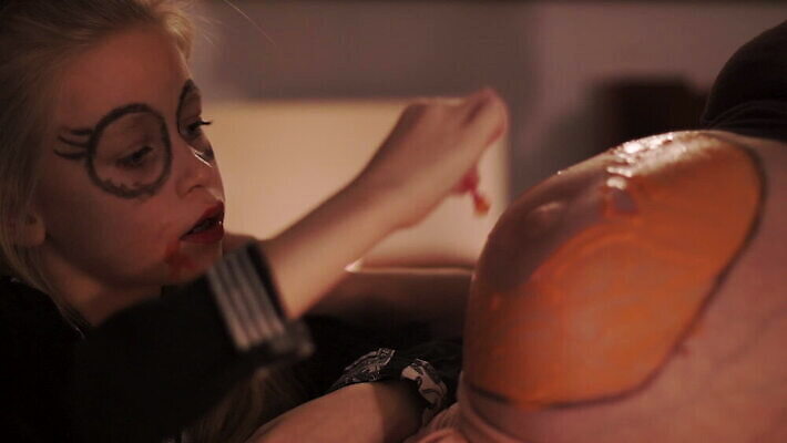 전통 라이프스타일 계절 여자 어린이 음식 2 신체 오렌지 가족 호박 주택 실내 미소 사람 두명 노란색 파티 페인트 임산부 임신 할로윈 가을 등불 아기 대접 예측 무서움 심볼 10월 돌봄 잭오랜턴 호러 복부 MOV 해외동영상 클립영상 감정 컬러 컨셉 채소 과일 관계 모션 조명 표정 이벤트 내부 건물 생활 신체부위 날짜 공포 동영상 파일형식