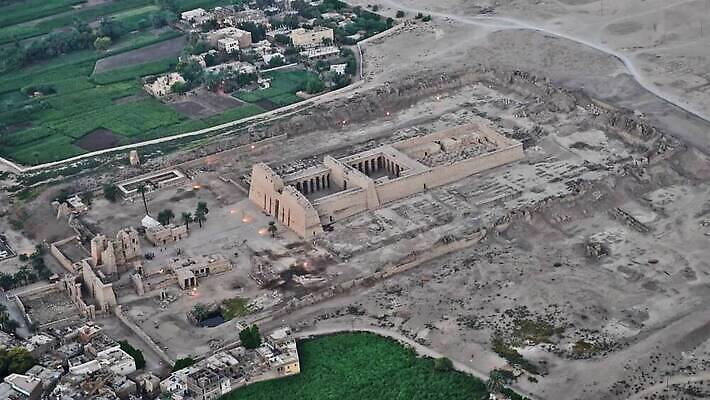 문화 벽 조각 여행 건축양식 휴가 안테나 이집트 사람없음 건물 바위 기둥 사찰 재산 땅 동영상 천연기념물 항공촬영 고고학 랜드마크 안뜰 옛날 조감도 파라오 MP4 해외동영상 클립영상 건축물 교육 건축 뷰포인트 통신 종교건축 아프리카 금융 돌_바위 파일형식
