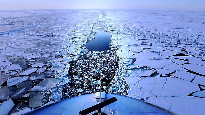 계절 바다 여행 겨울 모션 자연 풍경 사람없음 야외 물 냉동 얼음 새벽 추위 흰색 녹음 보트 크루즈 시원함 북극 속도 함선 엔진 단절 발트해 수평선 MOV 해외동영상 클립영상 자연요소 컬러 북유럽 기록 배 극지방 생태계 동영상 선박 파일형식