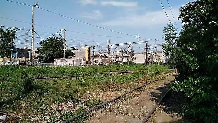 유럽 산업 도로 선 여행 백그라운드 비즈니스 교통시설 모션 자동차 하늘 풍경 사람없음 햇빛 금속 일몰 기찻길 기차 화물 도시 전철 역 교차로 속도 출발 마차 승객 단상 물류 방법 선로 철강 MP4 해외동영상 클립영상 나라 길 육상교통 교통수단 교통 컨셉 재질 대중교통 태양 노을 운송업 시설 동영상 파일형식