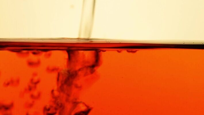 음료 백그라운드 모션 유리 표면 사람없음 옆모습 컵 빨간색 물 검은색 주스 흐름 신선 시간 뜨거움 항아리 액체 개울 붓기 닫기 차 냄비 컨테이너 찻주전자 가득함 준비 회전 함선 각도 부드러움 느림 양조 투입 MOV 해외동영상 클립영상 자연요소 식기 산업 뷰포인트 컬러 컨셉 배_교통 재질 주전자 강 도자기 감각 솥 동영상 파일형식