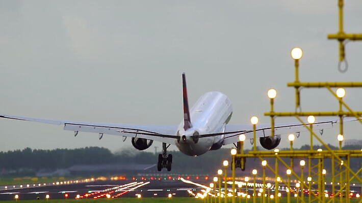 산업 여행 날개 회사 비즈니스 교통시설 비행기 사람없음 맑음 공항 항공 네덜란드 상업 활주로 제트기 승객 우주산업 느림 암스테르담 대패 착륙 접근 항공사 지상주행 유도로 MOV 해외동영상 클립영상 유럽 길 교통 항공교통 날씨 대중교통 우주 시설 동영상 파일형식