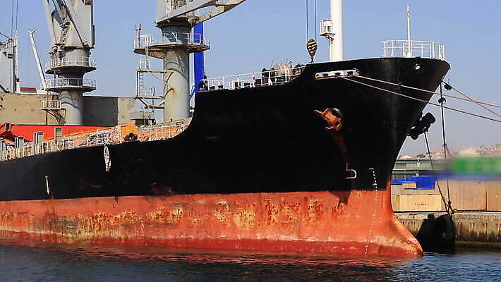 산업 바다 비즈니스 교통시설 건조 이스탄불 파노라마 사람없음 물 강 글로벌 항구 화물 보트 큼 화물선 서비스 기중기 무역 활 상업 해안도시 수납 포트 무거움 닻 추적 나루 수입 유조선 MOV 해외동영상 클립영상 자연요소 교통 배_교통 모션 촬영기법 운송업 도시 중장비 무게 크기 시설 동영상 파일형식 튀르키예