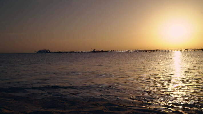 구름 파도 바다 여행 백그라운드 아프리카 태국 자연 하늘 아침 낚시 휴가 휴식 산 따뜻함 풍경 해변 사람없음 야외 빨간색 물 여름 햇빛 태양 뷰티 반사 일출 일몰 새벽 꿈 만 황금 저녁 망토 방파제 랜드마크 안다만 수평선 4K MOV 해외동영상 클립영상 주간 자연요소 계절 공공시설 나라 아시아 컬러 컨셉 레저 노을 야간 생태계 동영상 파일형식