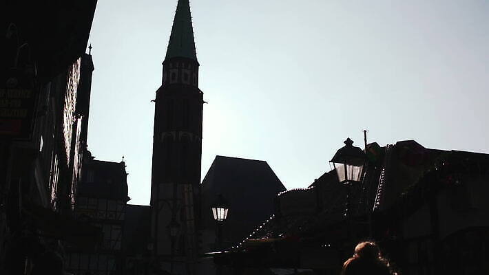 실루엣 유럽 기독교 여행 겨울 건축양식 독일 사람없음 건물 관광지 빛 햇빛 교회 탑 역사 첨탑 구시가지 랜드마크 명승지 프랑크푸르트 MOV 해외동영상 슬로모션 클립영상 건축물 계절 건축 나라 종교 종교건축 촬영기법 풍경 태양 도시 동영상 파일형식