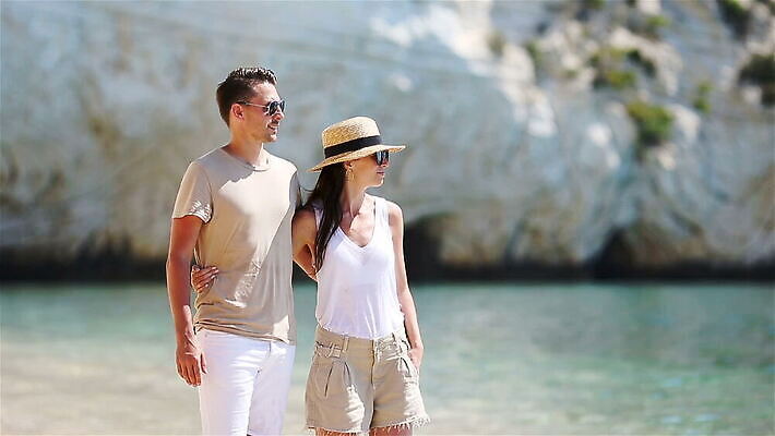 백인 라이프스타일 커플 여자 행복 유럽 모래 바다 컬러 여행 2 가족 포옹 자연 휴가 휴식 함께함 사랑 성인 야외 두명 물 여름 파란색 침묵 낭만 신혼여행 전원 쌍 이국적 카피스페이스 MOV 해외동영상 클립영상 자연요소 서양인 계절 감정 나라 결혼 컨셉 관계 안기 사람 생활 소리 공백 전기에너지 생태계 동영상 파일형식