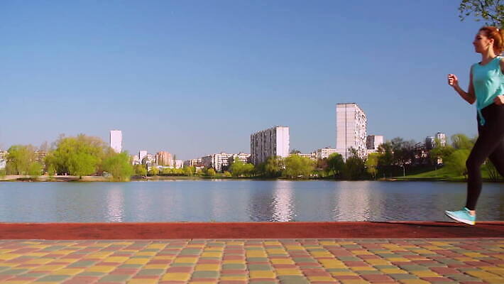 주간 백인 라이프스타일 공원 여자 호수 스포츠 모션 청소년 자연 거리 건강 한명 20대 야외 운동복 강 금발 달리기 조깅 운동 햇빛 태양 일출 봄 연습 달리기선수 주자 혼자 4K MOV 해외동영상 클립영상 자연요소 서양인 1 헤어스타일 옷 계절 공공시설 사람 청년 생활 노을 생태계 육상선수 동영상 파일형식