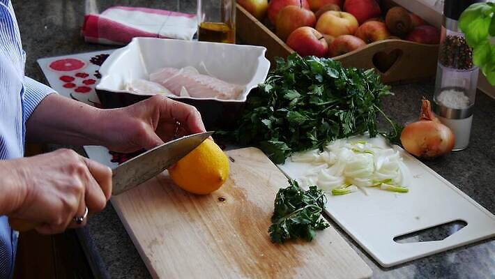 접시 음식 바다 조각 다이어트 재료 자연 건강 육류 어류 요리 사람없음 주방 식사 흰색 신선 맛 자르기 레몬 허브 해산물 준비 날것 소금 내추럴 생식 오메가 맛있는 4K MP4 해외동영상 클립영상 식물 식기 컬러 컨셉 과일 식재료 모션 수중동물 생태계 동영상 파일형식