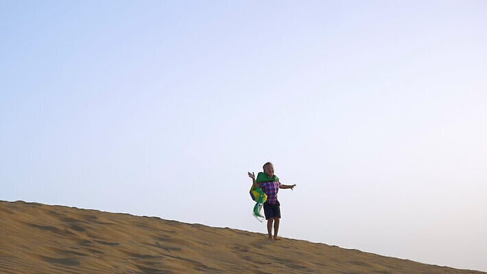 행복 어린이 모래 파도 맨발 하늘 날리기 바람 사람 소년 사람없음 야외 깃발 망토 심볼 흥분 브라질 스카이라인 애국심 전국 타격 브라질사람 MOV 해외동영상 슬로모션 클립영상 자연요소 남자 감정 바다 모션 발 날씨 촬영기법 남아메리카 동영상 파일형식