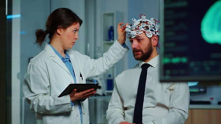 과학 건강 병원 실험 스터디 컴퓨터 알약 약 머리 스크린 헤드폰 기계 장비 환자 의사 정보 마음 진화 실험실 질병 연구원 질문 과학자 분석 뇌 시설 하이테크 조절 개발 스캐너 4K MOV 해외동영상 클립영상 직업 음향기기 컨셉 의학 기술 신체부위 전자제품 학습 의료진 소방 동영상 학자 파일형식