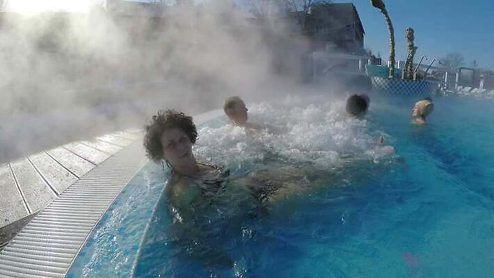 전통 여행 겨울 자연 휴식 수영장 따뜻함 건강 사람없음 야외 목재 초록색 물 햇빛 여행객 평화 스파 목욕 봄 흐름 추위 시골 오픈 뜨거움 개울 수증기 피부 휴양지 지역 내추럴 돌봄 신맛 옛날 유황 현재 효과 4K MP4 해외동영상 클립영상 자연요소 나무 계절 컬러 컨셉 재료 모션 사람 신체부위 강 태양 청결 장소 맛 생태계 동영상 파일형식