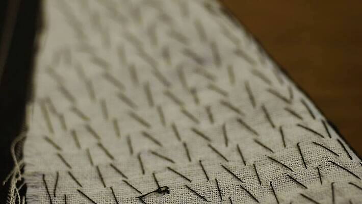 손 디자인 옷 백그라운드 패턴 표면 한명 장식 유행 기계 직물 업무 수술 실 닫기 제조 바느질 디자이너 방향 묘사 질감 땀 실타래 얼레 재단 방법 집게발 하수 4K MP4 해외동영상 클립영상 직업 1 무늬 의학 모션 사람 신체부위 치료 물 작업 동영상 파일형식