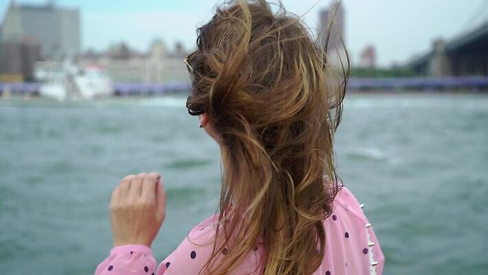 백인 응시 여자 섬 여행 바람 휴가 새로움 항해 한명 사람 야외 건물 물 파란색 강 여행객 항구 고층빌딩 미국 도시 만 보트 크루즈 손목시계 뉴욕 스카이라인 맨해튼 랜드마크 허드슨강 브루클린 4K MOV 해외동영상 클립영상 자연요소 서양인 1 건축물 시선 시계 컬러 컨셉 북아메리카 장신구 교통시설 날씨 빌딩 배 동영상 선박 파일형식