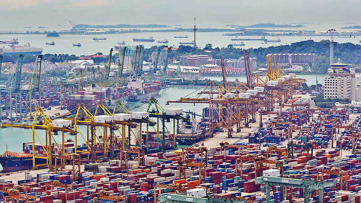 산업 아시아 바다 비즈니스 교통시설 풍경 사람없음 가로 항구 글로벌비즈니스 동남아시아 거래 화물 도시 역 상품 나무상자 컨테이너 창고 기중기 방파제 적재 물류 싱가폴 로딩 조감도 터미널 선박 4K 타임랩스 MOV 해외동영상 클립영상 공공시설 나라 교통 수상교통 촬영기법 상자 글로벌 운송업 중장비 시설 동영상 파일형식