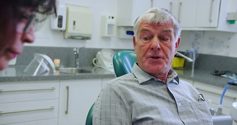 백인 여자 노년 남자 중년 영국 잉글랜드 실내 대화 사람 두명 건강관리 기댐 환자 가리킴 치과의사 치과용품 70대 보여주기 서식스 4K MOV 해외동영상 클립영상 서양인 유럽 의학 모션 건강 관리 말하기 손짓 성인 내부 의사 의료용품 동영상 파일형식