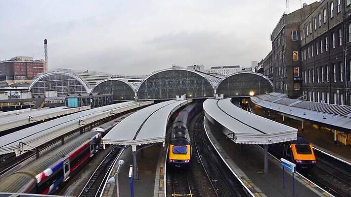 산업 여행 이동 비즈니스 교통시설 모션 영국 잉글랜드 사람 사람없음 기찻길 기차 표현 전철 역 도착 속도 런던 출퇴근 승객 지하 단상 블러 통근 MOV 해외동영상 클립영상 유럽 육상교통 교통 컨셉 대중교통 시설 출근 동영상 파일형식