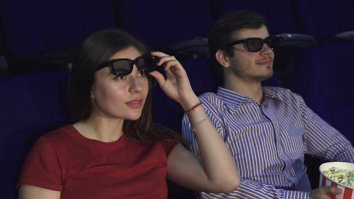 1 라이프스타일 여자 감정 종이 얼굴 음료 음식 분홍색 티셔츠 의자 팔찌 휴식 관리 미소 사람 두명 빨간색 상자 어둠 흰색 시간 정크푸드 영화관 극장 먹기 필름 영화 만족 팝콘 튜브 객석 무료 호러 흥미 4K MOV 해외동영상 클립영상 컬러 가구 컨셉 셔츠 장신구 모션 문화예술 표정 생활 신체부위 공포 동영상 파일형식