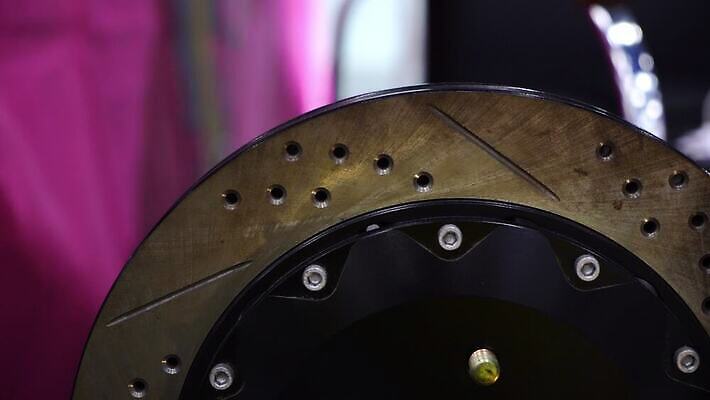 산업 스포츠 부분 교통시설 자동차 새로움 안전 사람없음 빛 금속 기계 공연 레이싱 바퀴 변화 수리 매끈함 브레이크 묘사 서비스 타이어 고정 문제 정비공 점검 유지 교체 단절 자동 차고 철강 캘리퍼스 4K MOV 해외동영상 클립영상 육상교통 교통 컨셉 재질 이벤트 시합 공구 감각 기술자 시설 동영상 파일형식