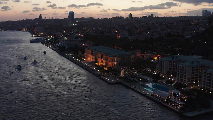 전통 디자인 유럽 아시아 바다 여행 건축양식 호텔 이스탄불 사람없음 야외 건물 황혼 일몰 궁전 도시 역사 고급 강가 칠면조 빛망울 항공촬영 랜드마크 보스포루스 옛날 조감도 4K MOV 튀르키예 해외동영상 클립영상 건축물 건축 나라 뷰포인트 컨셉 고건축 조류 숙소 빛 강 노을 동영상 파일형식