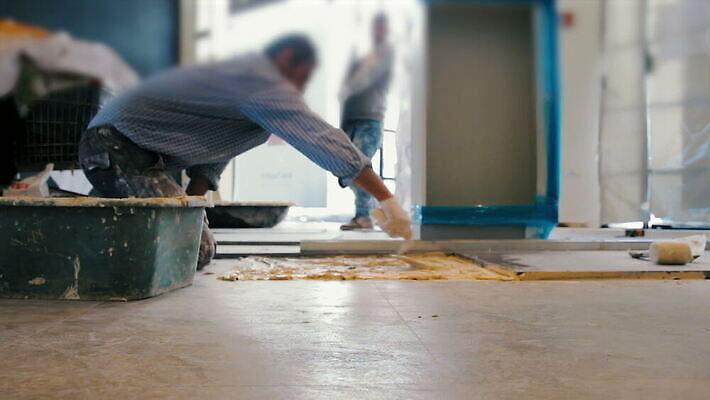 직업 산업 비즈니스 포장 표면 벽돌 노동자 바닥 실내 사람 사람없음 내부 건물 쌓기 블록 장비 건설현장 공구 업무 보행로 수리 망치 타일 시멘트 정리 개발 건축업자 공예가 넣기 미장 석고 석공 접착제 콘크리트 MOV 해외동영상 클립영상 건축물 건축 길 모션 건설업 도구 작업 풀_접착제 동영상 파일형식