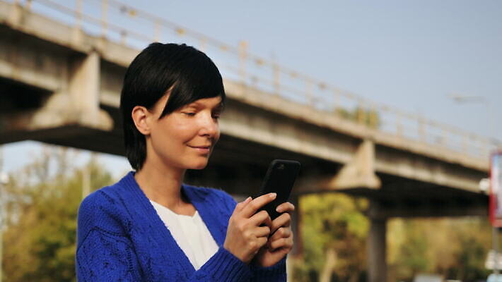 백인 여자 인터넷 비즈니스 통신 모바일 거리 갈색머리 한명 성인 야외 30대 파란색 스마트폰 핸드폰 햇빛 뷰티 맑음 웹 도시 작업 비즈니스우먼 자신감 메시지 이메일 어플리케이션 스마트 출퇴근 상업 바쁨 소통 소셜미디어 채팅 터치스크린 셀룰러 4G 4K MOV 해외동영상 클립영상 서양인 1 헤어스타일 감정 컬러 컨셉 날씨 IT 사람 장년 전자제품 스마트기기 태양 직장인 동영상 파일형식