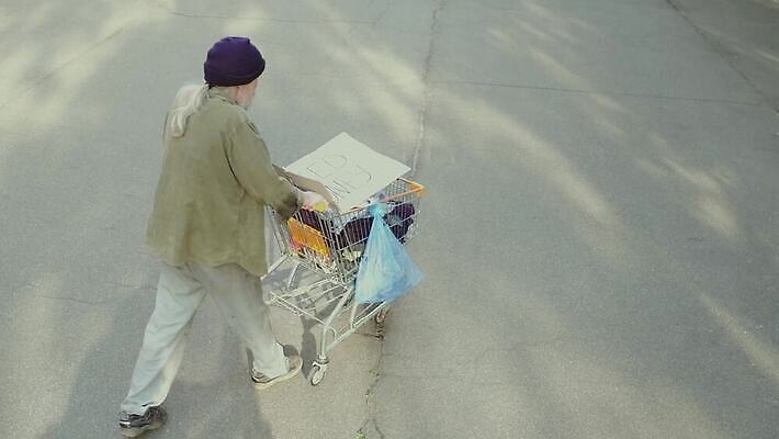 공원 가방 거리 한명 서기 사람 야외 뒷모습 추위 코트 도시 좌절 가난 버리기 문제 거지 구걸 노숙자 우울증 헬프 자선단체 접근 4K MP4 해외동영상 클립영상 1 잡화 공공시설 감정 뷰포인트 컨셉 모션 외투 도움 그룹 질병 동영상 자선 파일형식