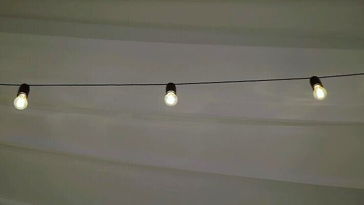 줄 결혼 전구 휴가 조명 주택 매달리기 사람없음 장식 빛 노란색 파티 축제 화환 황혼 모임 수확 등불 램프 축하 야간 저녁 오브젝트 잔치 보케 빛망울 광 뒤뜰 텅스텐 MOV 해외동영상 클립영상 자연요소 꽃 컬러 컨셉 농업 모션 이벤트 건물 일몰 원소 동영상 파일형식